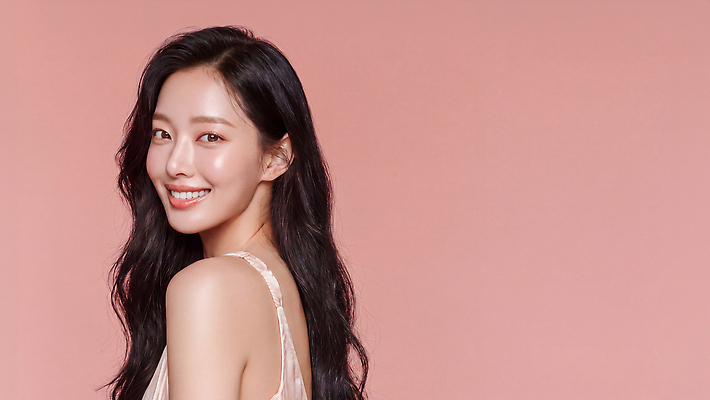 JPG 모델 편집이미지 헤어스타일 여자 패션 분홍색 포즈 한명 미소 성인 화장 촬영 촉촉함 피부 의료성형뷰티 스타일 편집실사 AI인물포토 AI콘텐츠 1 컬러 표정 사람 신체부위 뷰티 젖음 CG 파일형식 AI포토