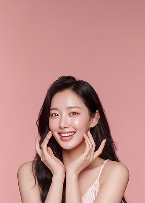 JPG 모델 편집이미지 여자 패션 분홍색 포즈 한명 미소 웃음 성인 화장 뷰티 촬영 촉촉함 피부 의료성형뷰티 스타일 편집실사 AI인물포토 AI콘텐츠 1 컬러 표정 사람 신체부위 젖음 CG 파일형식 AI포토