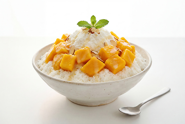 JPG 편집이미지 한식 과일 디저트 여름 얼음 달콤 차가움 만들기 아몬드 빙수 망고 망고빙수 맛있는 편집실사 AI포토 AI콘텐츠 자연요소 계절 음식 모션 견과류 맛 CG 열대과일 파일형식 컨셉