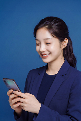 JPG 편집이미지 여자 기술 미소 정장 성인 스마트폰 스크린 비즈니스우먼 남색 즐거움 소통 의료성형뷰티 편집실사 AI인물포토 AI콘텐츠 옷 감정 컬러 컨셉 비즈니스 표정 사람 핸드폰 스마트기기 직장인 CG 파일형식 AI포토 직업 전자제품