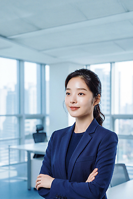 JPG 편집이미지 여자 비즈니스 창문 회의 정장 성인 건물 사무실 도시 업무 작업 비즈니스우먼 자신감 남색 의료성형뷰티 편집실사 AI인물포토 AI콘텐츠 건축물 옷 감정 컬러 사람 직장인 CG 파일형식 AI포토 직업 건축