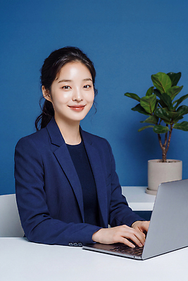 JPG 식물 편집이미지 여자 미소 정장 성인 노트북 컴퓨터 사무실 업무 작업 비즈니스우먼 남색 책상 소통 의료성형뷰티 편집실사 AI인물포토 AI콘텐츠 옷 컬러 가구 컨셉 비즈니스 표정 사람 전자제품 직장인 CG 파일형식 AI포토 직업 생활용품 오브젝트