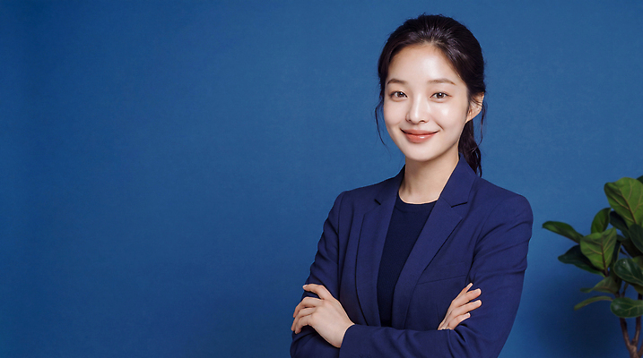 JPG 편집이미지 여자 포즈 비즈니스 미소 정장 성인 팔짱 비즈니스우먼 남색 의료성형뷰티 편집실사 AI인물포토 AI콘텐츠 옷 컬러 모션 표정 사람 직장인 CG 파일형식 AI포토 직업