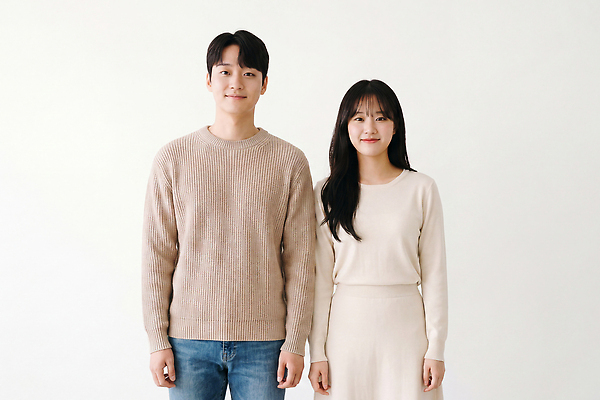 JPG 편집이미지 커플 옷 여자 남자 사랑 미소 청바지 스웨터 블라우스 의료성형뷰티 편집실사 AI인물포토 AI콘텐츠 감정 상의 바지 관계 표정 사람 CG 파일형식 AI포토 하의