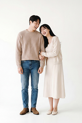 JPG 편집이미지 커플 여자 남자 행복 포즈 스튜디오 대화 사랑 웃음 두명 일상 소통 의료성형뷰티 편집실사 AI인물포토 AI콘텐츠 감정 컨셉 관계 표정 말하기 사람 라이프 CG 파일형식 AI포토 모션 생활