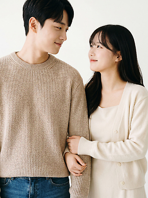 JPG 편집이미지 커플 여자 남자 행복 감정 포옹 함께함 사랑 웃음 기쁨 스웨터 의료성형뷰티 편집실사 AI인물포토 AI콘텐츠 컨셉 상의 관계 안기 표정 사람 CG 파일형식 AI포토 옷 모션