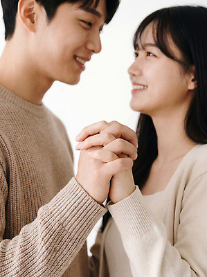 JPG 편집이미지 커플 여자 남자 행복 감정 대화 사랑 웃음 여러명 손잡기 의료성형뷰티 편집실사 AI인물포토 AI콘텐츠 다수 관계 모션 표정 말하기 사람 CG 파일형식 AI포토