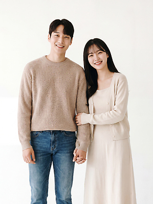 JPG 편집이미지 부부 커플 옷 여자 남자 행복 감정 사랑 서기 미소 사람 손잡기 의료성형뷰티 편집실사 AI인물포토 AI콘텐츠 관계 모션 표정 CG 파일형식 AI포토