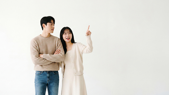 JPG 편집이미지 커플 여자 남자 손가락 관계 스튜디오 대화 사랑 웃음 가리킴 소통 의료성형뷰티 편집실사 AI인물포토 AI콘텐츠 손 감정 컨셉 표정 말하기 사람 손짓 CG 파일형식 AI포토 모션 신체부위