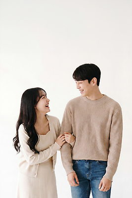 JPG 편집이미지 커플 옷 여자 남자 행복 관계 함께함 실내 표정 사랑 웃음 사람 의료성형뷰티 편집실사 AI인물포토 AI콘텐츠 감정 컨셉 내부 CG 파일형식 AI포토
