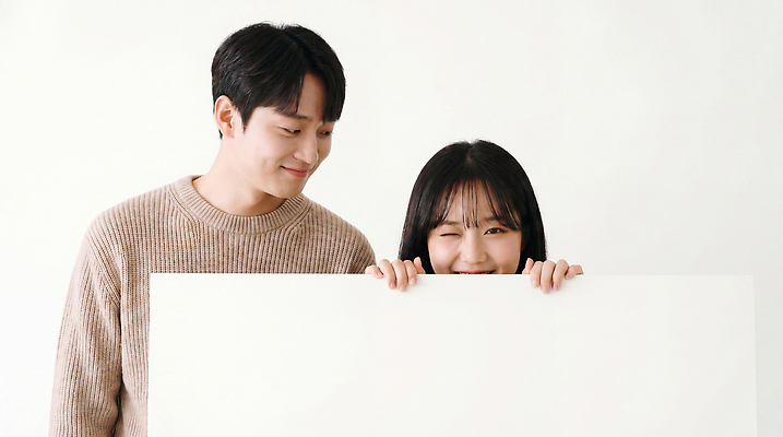 JPG 편집이미지 커플 여자 남자 스튜디오 표정 사랑 미소 웃음 일상 친구 판넬 소통 의료성형뷰티 카피스페이스 편집실사 AI인물포토 AI콘텐츠 감정 컨셉 관계 사람 라이프 공백 CG 파일형식 AI포토 생활