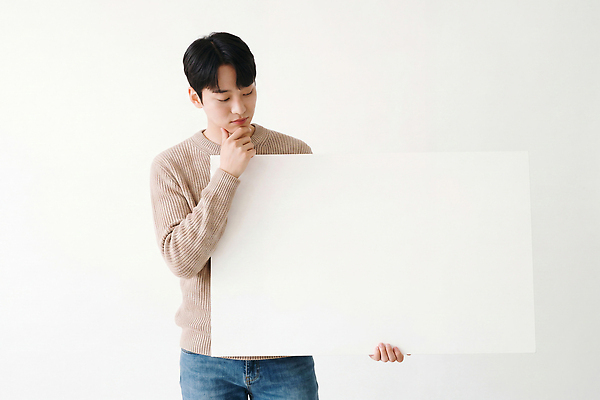 JPG 편집이미지 남자 생각 실내 표정 판넬 집중 조용 의료성형뷰티 카피스페이스 편집실사 AI인물포토 AI콘텐츠 컨셉 사람 내부 공백 CG 파일형식 AI포토