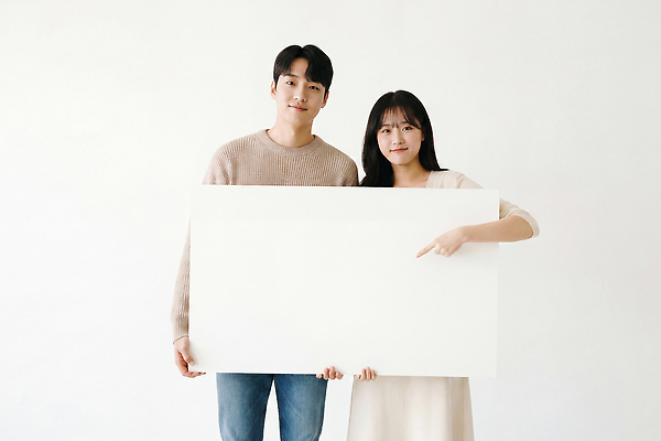 JPG 편집이미지 커플 여자 남자 포즈 사랑 미소 들기 일상 가리킴 판넬 빈 소통 의료성형뷰티 카피스페이스 편집실사 AI인물포토 AI콘텐츠 감정 컨셉 관계 모션 표정 사람 손짓 라이프 공백 CG 파일형식 AI포토 생활