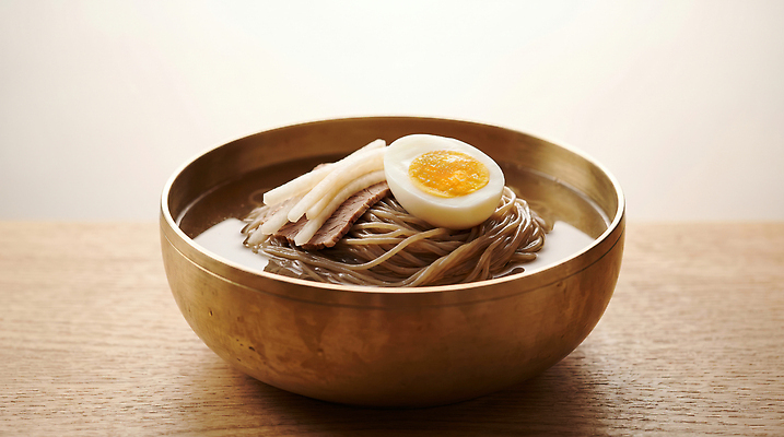 JPG 편집이미지 그릇 한식 음식 여름음식 오이 요리 여름 식사 면류 고명 맛 시원함 국물 물냉면 편집실사 AI포토 AI콘텐츠 식기 계절 컨셉 채소 CG 냉면 파일형식