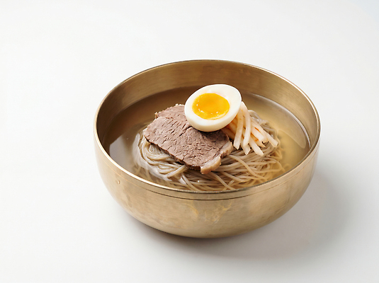 JPG 편집이미지 그릇 한식 여름음식 육류 요리 여름 식사 면류 무 시원함 삶은계란 물냉면 육수 메밀면 편집실사 AI포토 AI콘텐츠 식기 계절 음식 식재료 뿌리채소 계란 계란요리 CG 냉면 파일형식 채소 알