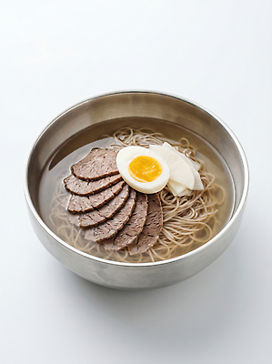 JPG 편집이미지 그릇 한식 음식 여름음식 육류 요리 계란 식사 소고기 면류 시원함 냉면 물냉면 육수 편집실사 AI포토 AI콘텐츠 식기 식재료 여름 알 CG 파일형식 계절