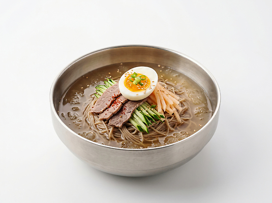 JPG 편집이미지 접시 한식 음식 채소 여름음식 오이 요리 식당 계란 식사 면류 맛 시원함 냉면 국물 물냉면 편집실사 AI포토 AI콘텐츠 식기 컨셉 여름 상점 알 CG 파일형식 계절