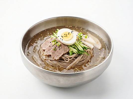 JPG 편집이미지 그릇 한식 여름음식 오이 육류 식사 전통음식 면류 고명 무 시원함 냉면 국물 삶은계란 물냉면 편집실사 AI포토 AI콘텐츠 전통 식기 음식 채소 식재료 뿌리채소 여름 계란 계란요리 CG 파일형식 계절 요리 알