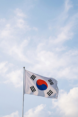 JPG 편집이미지 자연 하늘 바람 날씨 한국 풍경 야외 깃발 태극기 흔들림 편집실사 AI포토 AI콘텐츠 자연요소 아시아 모션 국기 CG 생태계 파일형식 나라