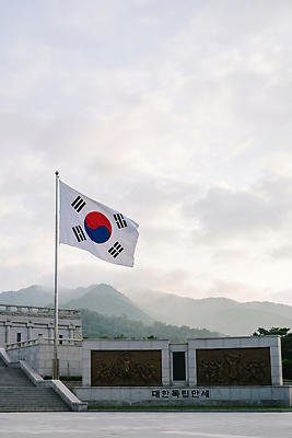 JPG 편집이미지 건축물 문화 하늘 바람 산 한국 풍경 역사 한국사 태극기 기념비 방문 기념관 대한독립 편집실사 AI포토 AI콘텐츠 자연요소 건축 아시아 날씨 국기 CG 독립 파일형식 나라