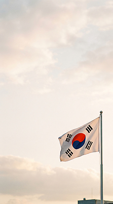 JPG 편집이미지 상징 하늘 바람 한국 풍경 고요 깃발 태극기 흐림 오후 편집실사 AI포토 AI콘텐츠 자연요소 아시아 날씨 국기 CG 파일형식 나라