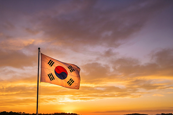 JPG 편집이미지 상징 자연 하늘 바람 한국 풍경 일몰 자유 깃발 저녁 태극기 편집실사 AI포토 AI콘텐츠 자연요소 아시아 컨셉 날씨 노을 국기 밤 야간 CG 생태계 파일형식 나라