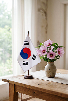 JPG 식물 편집이미지 꽃 가구 탁자 한국 실내 목재 장식 꽃병 방 국기 태극기 무궁화 애국심 생화 호국보훈의달 편집실사 AI포토 AI콘텐츠 나무 아시아 생활용품 재료 내부 6월 CG 파일형식 나라 날짜 오브젝트