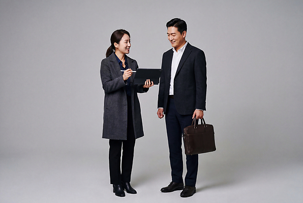 JPG 편집이미지 여자 남자 비즈니스 회의 협력 직장 대화 정장 태블릿 거래 정보 직장인 동료 파트너십 편집실사 AI인물포토 AI콘텐츠 직업 옷 회사 관계 말하기 사람 전자제품 스마트기기 CG 파일형식 AI포토 모션