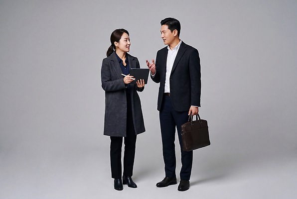 JPG 편집이미지 여자 남자 가방 비즈니스 회의 협력 직장 대화 정장 태블릿 작업 직장인 동료 파트너십 편집실사 AI인물포토 AI콘텐츠 직업 잡화 옷 회사 관계 말하기 사람 전자제품 스마트기기 CG 파일형식 AI포토 모션
