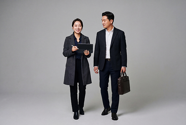 JPG 편집이미지 여자 남자 가방 비즈니스 관계 협력 직장 대화 정장 태블릿 만남 메모지 업무 작업 직장인 동료 파트너십 편집실사 AI인물포토 AI콘텐츠 직업 잡화 옷 컨셉 회사 말하기 사람 전자제품 스마트기기 사무용품 CG 파일형식 AI포토 모션 문구용품 오브젝트
