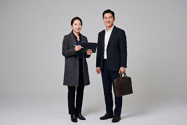 JPG 편집이미지 여자 남자 가방 비즈니스 협력 대화 정장 태블릿 업무 직장인 동료 파트너십 편집실사 AI인물포토 AI콘텐츠 직업 잡화 옷 관계 말하기 사람 전자제품 스마트기기 작업 CG 파일형식 AI포토 모션