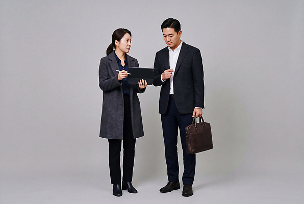 JPG 편집이미지 여자 남자 서류가방 비즈니스 커뮤니케이션 협력 대화 정장 태블릿 정보 업무 직장인 동료 진행 파트너십 편집실사 AI인물포토 AI콘텐츠 직업 옷 가방 관계 말하기 사람 전자제품 스마트기기 작업 CG 파일형식 AI포토 잡화 모션