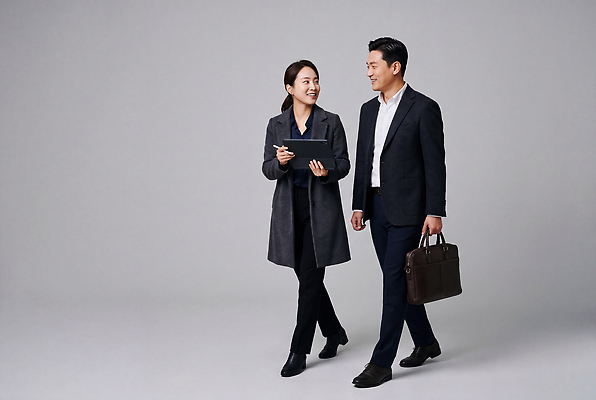 JPG 편집이미지 여자 남자 포즈 가방 협력 직장 대화 미소 정장 태블릿 걷기 업무 직장인 동료 친목 파트너십 편집실사 AI인물포토 AI콘텐츠 직업 잡화 옷 회사 관계 모션 표정 말하기 사람 전자제품 스마트기기 작업 CG 파일형식 AI포토 비즈니스