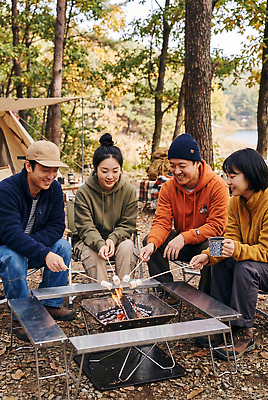 JPG 나무 편집이미지 여자 남자 자연 불 텐트 이야기 요리 취미 야외 친구 캠핑 모임 모닥불 마시멜로우 오후 의료성형뷰티 편집실사 AI인물포토 AI콘텐츠 자연요소 식물 관계 레저 디저트 캠핑도구 사람 CG 생태계 파일형식 AI포토 음식 도구