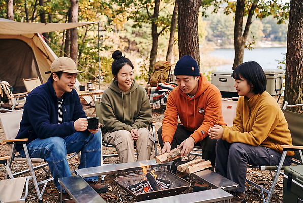 JPG 편집이미지 여자 남자 의자 자연 불 휴식 텐트 대화 취미 야외 친구 캠핑 숲 장작 의료성형뷰티 편집실사 AI인물포토 AI콘텐츠 자연요소 가구 컨셉 관계 레저 캠핑도구 말하기 사람 CG 생태계 파일형식 AI포토 생활용품 모션 도구 오브젝트