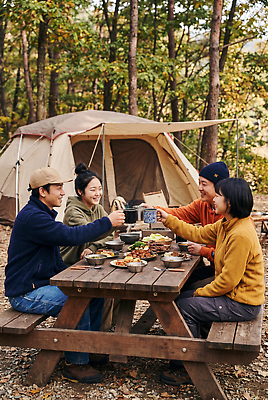 JPG 편집이미지 여자 남자 음료 음식 자연 탁자 잔 텐트 야외 친구 파티 캠핑 모임 저녁 숲 즐거움 의료성형뷰티 편집실사 AI인물포토 AI콘텐츠 식기 감정 가구 관계 레저 캠핑도구 사람 이벤트 밤 야간 CG 생태계 파일형식 AI포토 자연요소 생활용품 도구 오브젝트