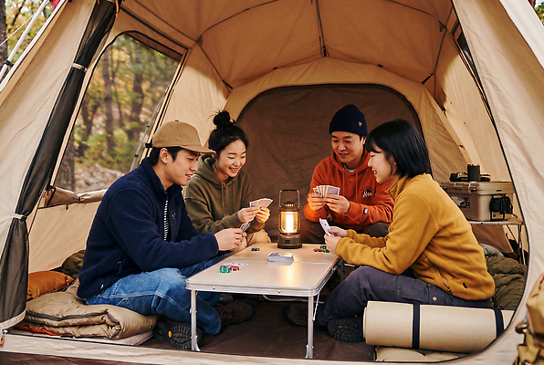 JPG 편집이미지 여자 남자 자연 놀이 텐트 대화 여러명 야외 친구 캠핑 모임 게임 램프 즐거움 사교 오후 의료성형뷰티 편집실사 AI인물포토 AI콘텐츠 감정 다수 관계 레저 조명 캠핑도구 말하기 사람 CG 생태계 파일형식 AI포토 모션 도구
