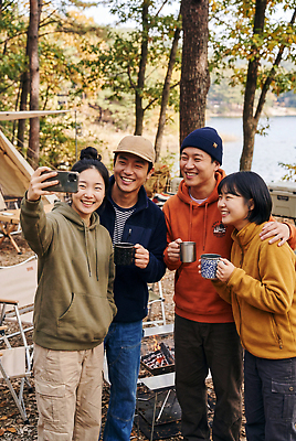 JPG 나무 편집이미지 여자 남자 커피 자연 텐트 웃음 야외 친구 캠핑 모임 셀프카메라 친목 오후 의료성형뷰티 편집실사 AI인물포토 AI콘텐츠 식물 음료 관계 레저 표정 캠핑도구 사람 사진촬영 CG 생태계 파일형식 AI포토 촬영 도구
