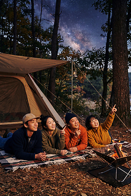 JPG 편집이미지 여자 남자 별 자연 밤하늘 텐트 대화 친구 캠핑 모임 숲 모닥불 즐거움 은하수 의료성형뷰티 편집실사 AI인물포토 AI콘텐츠 자연요소 감정 관계 하늘 불 레저 캠핑도구 말하기 사람 밤 야간 CG 생태계 파일형식 AI포토 모션 도구