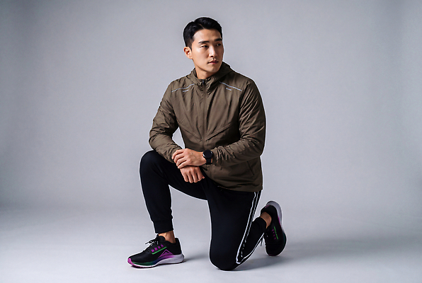 JPG 편집이미지 옷 남자 스포츠 시계 포즈 운동화 실내 운동복 운동 스트레칭 연습 무릎 의료성형뷰티 스타일 편집실사 AI인물포토 AI콘텐츠 신발 건강 사람 내부 신체부위 CG 파일형식 AI포토