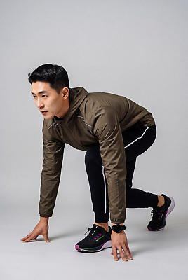 JPG 편집이미지 남자 스포츠 포즈 운동화 근육 운동복 달리기 운동 헬스 스트레칭 체육 연습 준비 러닝 의료성형뷰티 액티비티 편집실사 AI인물포토 AI콘텐츠 옷 신발 모션 건강 사람 CG 파일형식 AI포토