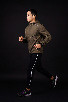 JPG 편집이미지 남자 스포츠 운동화 신체 실내 건강 운동복 달리기 운동 힘 집중 연습 러닝 의료성형뷰티 편집실사 AI인물포토 AI콘텐츠 옷 신발 컨셉 모션 사람 내부 CG 파일형식 AI포토