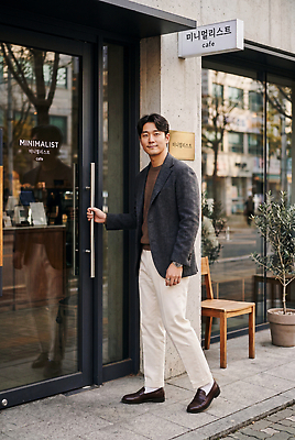 JPG 나무 편집이미지 옷 패션 남자 의자 아침 거리 서기 문 카페 도시 외출 의료성형뷰티 미니멀리스트 미니멀 편집실사 AI인물포토 AI콘텐츠 주간 식물 가구 모션 사람 상점 CG 파일형식 AI포토 자연요소 생활용품 오브젝트