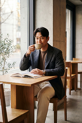 JPG 편집이미지 옷 패션 남자 커피 창문 탁자 앉기 책 빛 공간 카페 마시기 의료성형뷰티 미니멀 편집실사 AI인물포토 AI콘텐츠 음료 가구 모션 사람 상점 CG 파일형식 AI포토 생활용품 오브젝트