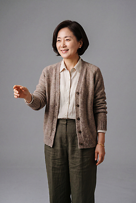 JPG 편집이미지 옷 여자 중년 포즈 바지 스튜디오 표정 미소 웃음 카디건 의료성형뷰티 편집실사 AI인물포토 AI콘텐츠 하의 사람 성인 외투 CG 파일형식 AI포토 상의