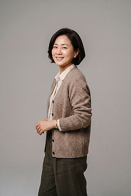 JPG 편집이미지 여자 패션 중년 포즈 스튜디오 미소 카디건 의료성형뷰티 편집실사 AI인물포토 AI콘텐츠 표정 사람 성인 외투 CG 파일형식 AI포토 상의 옷
