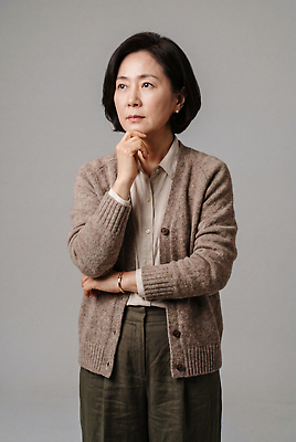 JPG 편집이미지 여자 감정 중년 생각 스튜디오 표정 관찰 스웨터 의료성형뷰티 편집실사 AI인물포토 AI콘텐츠 상의 모션 사람 성인 CG 파일형식 AI포토 옷