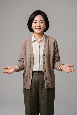 JPG 편집이미지 옷 여자 중년 포즈 스튜디오 표정 미소 단정 의료성형뷰티 세련 편집실사 AI인물포토 AI콘텐츠 컨셉 사람 성인 CG 파일형식 AI포토