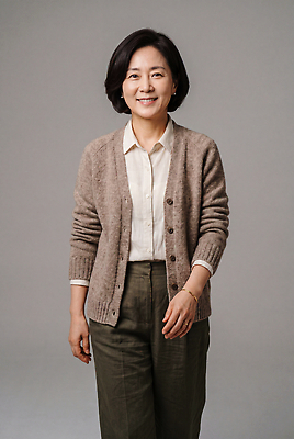 JPG 편집이미지 옷 여자 중년 포즈 셔츠 신체 실내 표정 미소 카디건 의료성형뷰티 편집실사 AI인물포토 AI콘텐츠 상의 사람 성인 내부 외투 CG 파일형식 AI포토