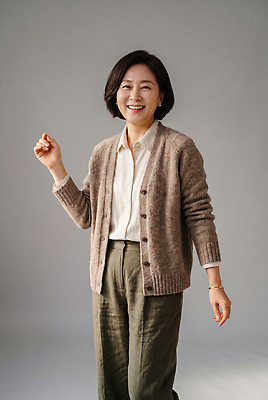 JPG 편집이미지 옷 여자 감정 중년 포즈 셔츠 표정 미소 일상 기쁨 카디건 의료성형뷰티 편집실사 AI인물포토 AI콘텐츠 상의 사람 성인 라이프 외투 CG 파일형식 AI포토 생활